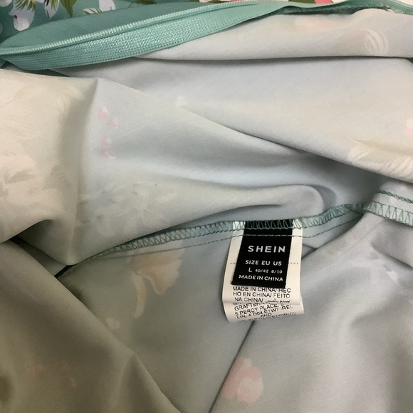 Large, Floral, Summer Dress. - Picture 6 of 6